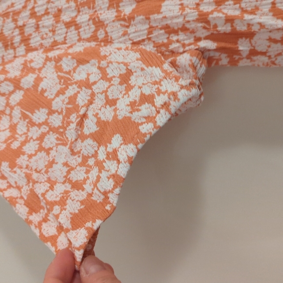 Propaganda v-neck floral blouse with slightly elastic-edges puff sleeves - Picture 2 of 3